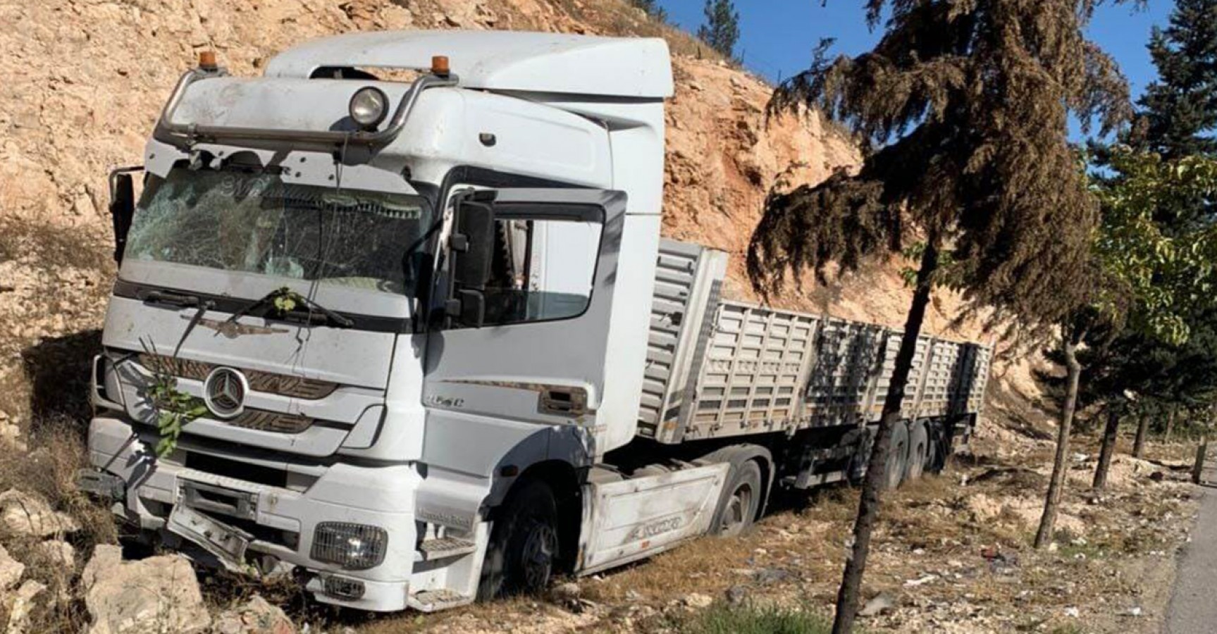 Şanlıurfa'da tır şarampole uçtu