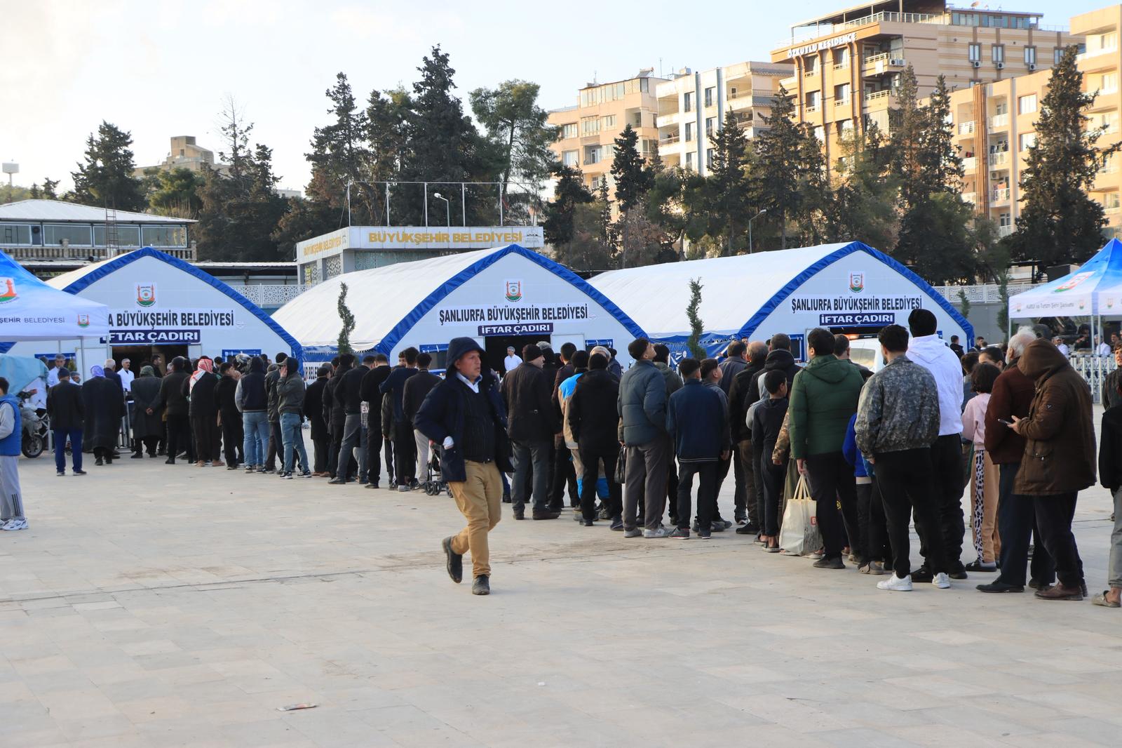 Büyükşehir’in iftar çadırında ilk oruçlar açıldı