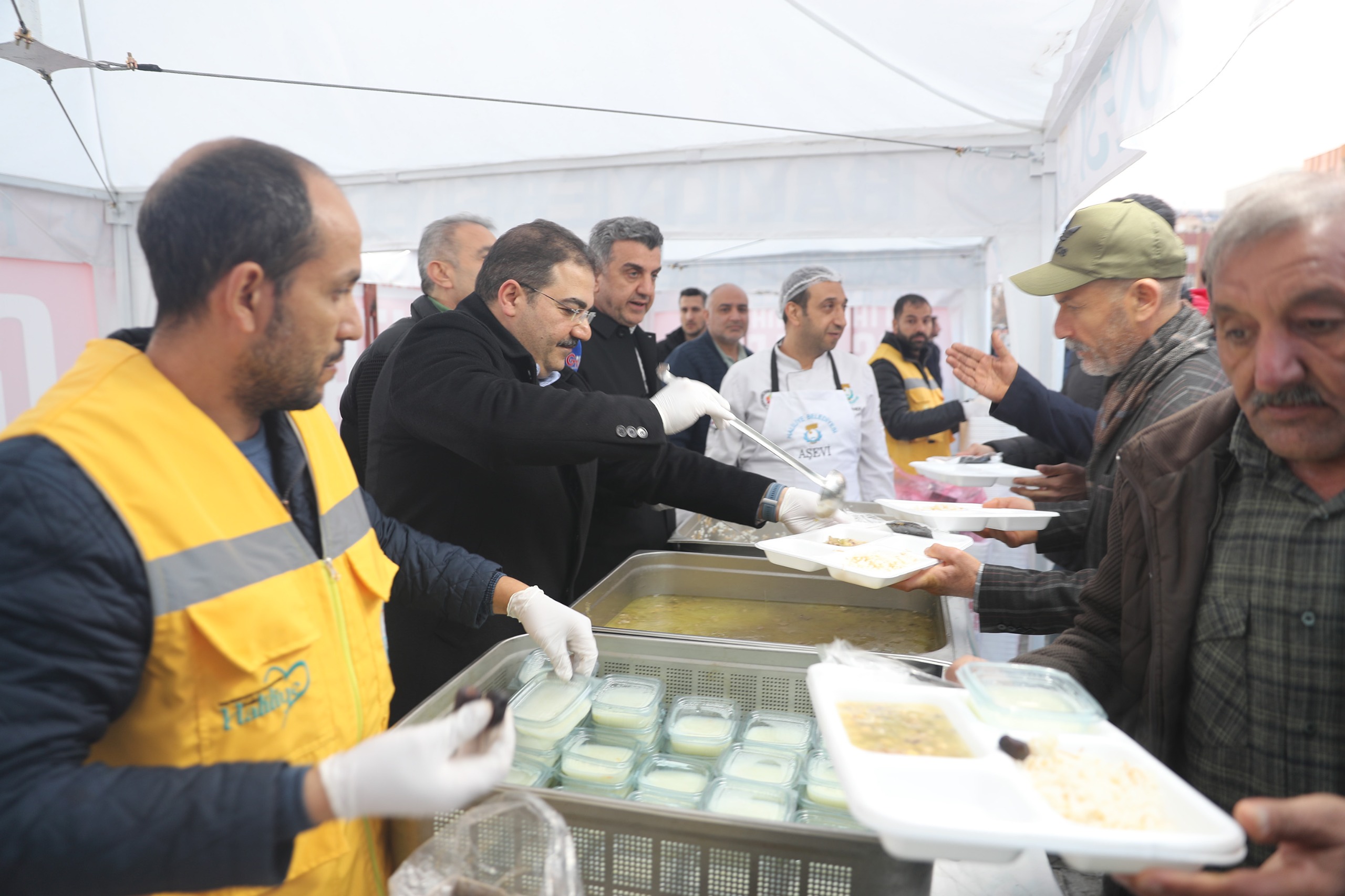 BAŞKAN CANPOLAT VE GÜNBEGİ, İFTAR SOFRASINDA VATANDAŞLARLA BULUŞTU
