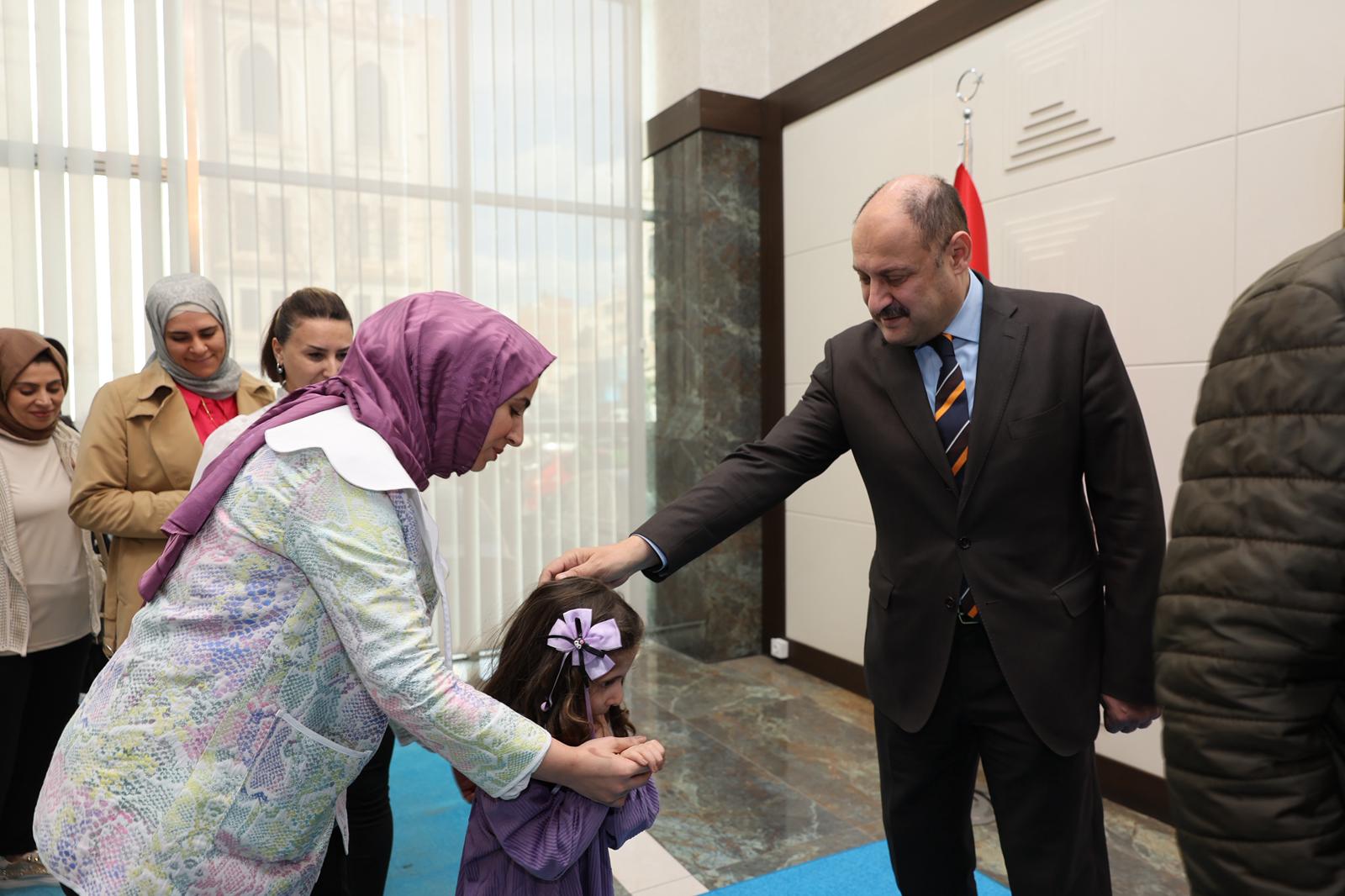 BAŞKAN GÜLPINAR, BELEDİYE PERSONELİYLE BAYRAMLAŞTI