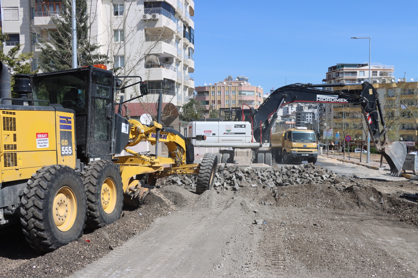 MUSTAFA DİREKLİ CADDESİ SICAK ASFALTLA YENİLENİYOR