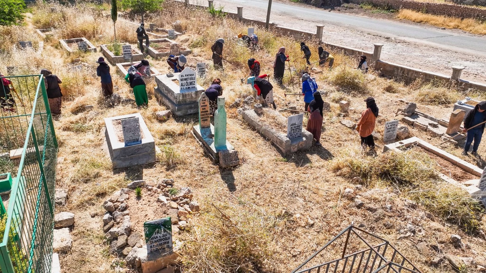 HARRAN'DA MEZARLIKLAR YABANİ OTLARDAN TEMİZLENİYOR 