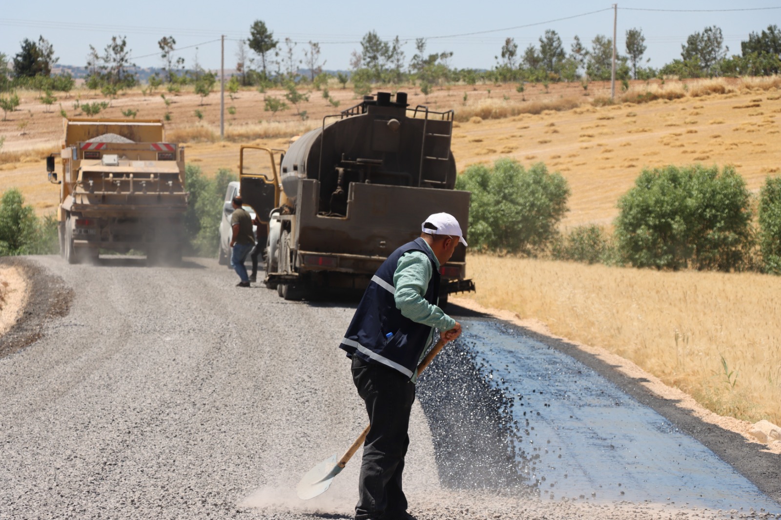 HALİLİYE KIRSALINDA YOLLAR SATHİ ASFALT KAPLAMAYLA YENİLENİYOR