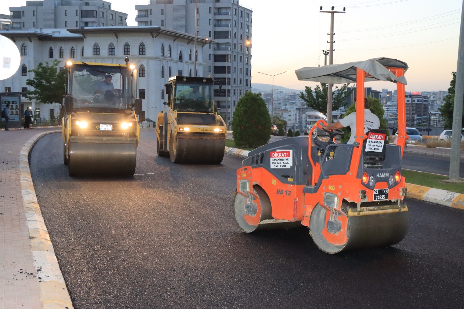 ŞANLIURFA BÜYÜKŞEHİR BELEDİYESİ'NDEN ESENTEPE MAHALLESİ'NDE SICAK ASFALT ÇALIŞMASI