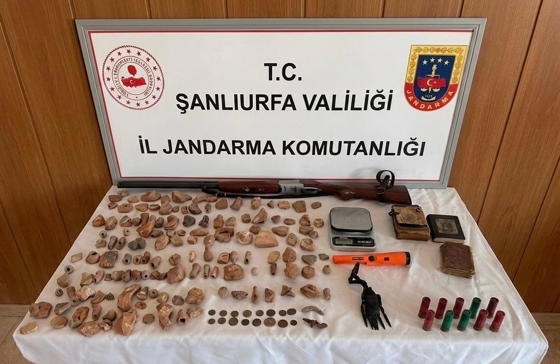 Şanlıurfa tarihi eser operasyonu: 140 parça obje ele geçirildi