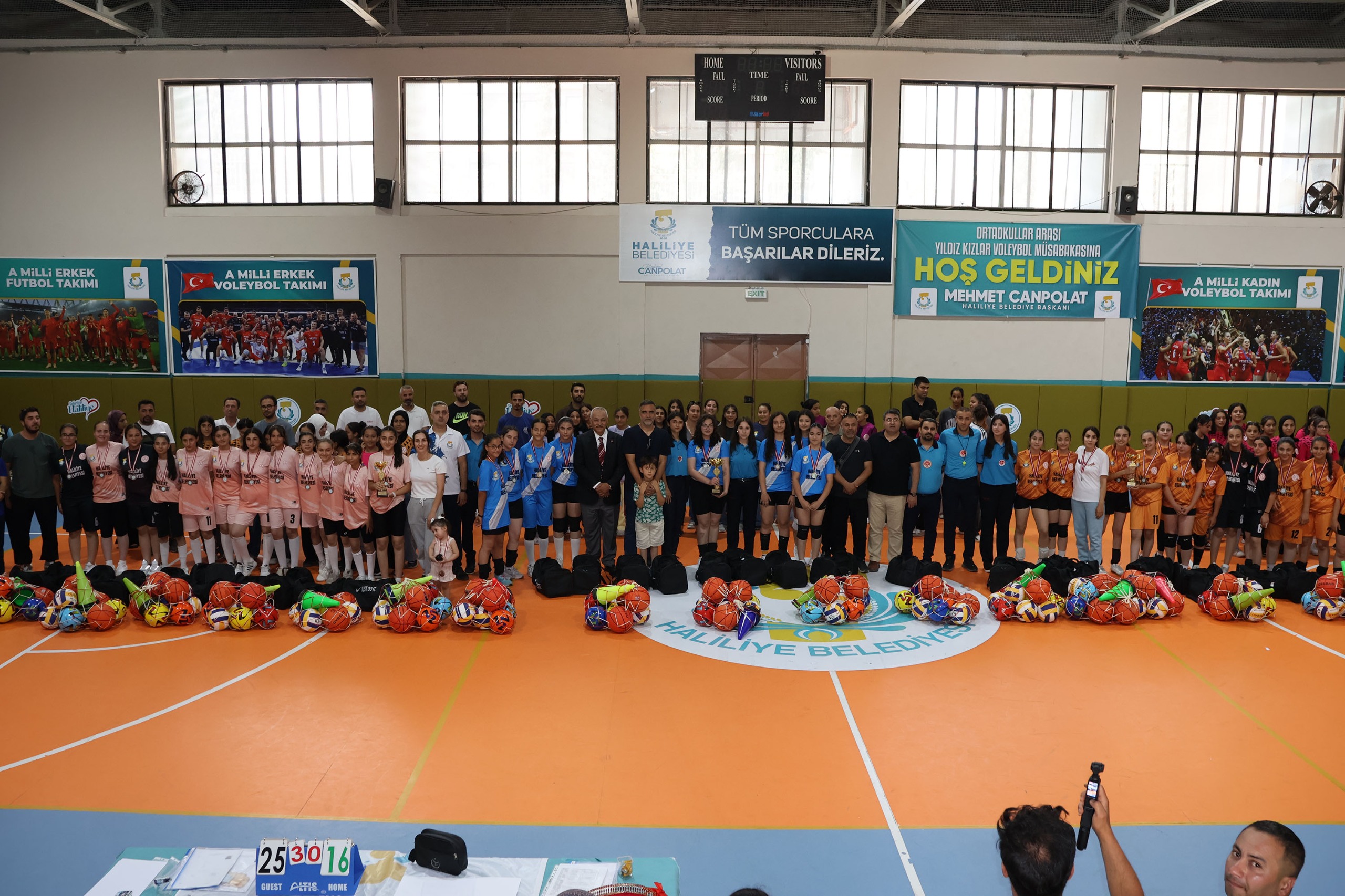 GENÇ SPORCULAR HALİLİYE'DE VOLEYBOL COŞKUSU YAŞADI