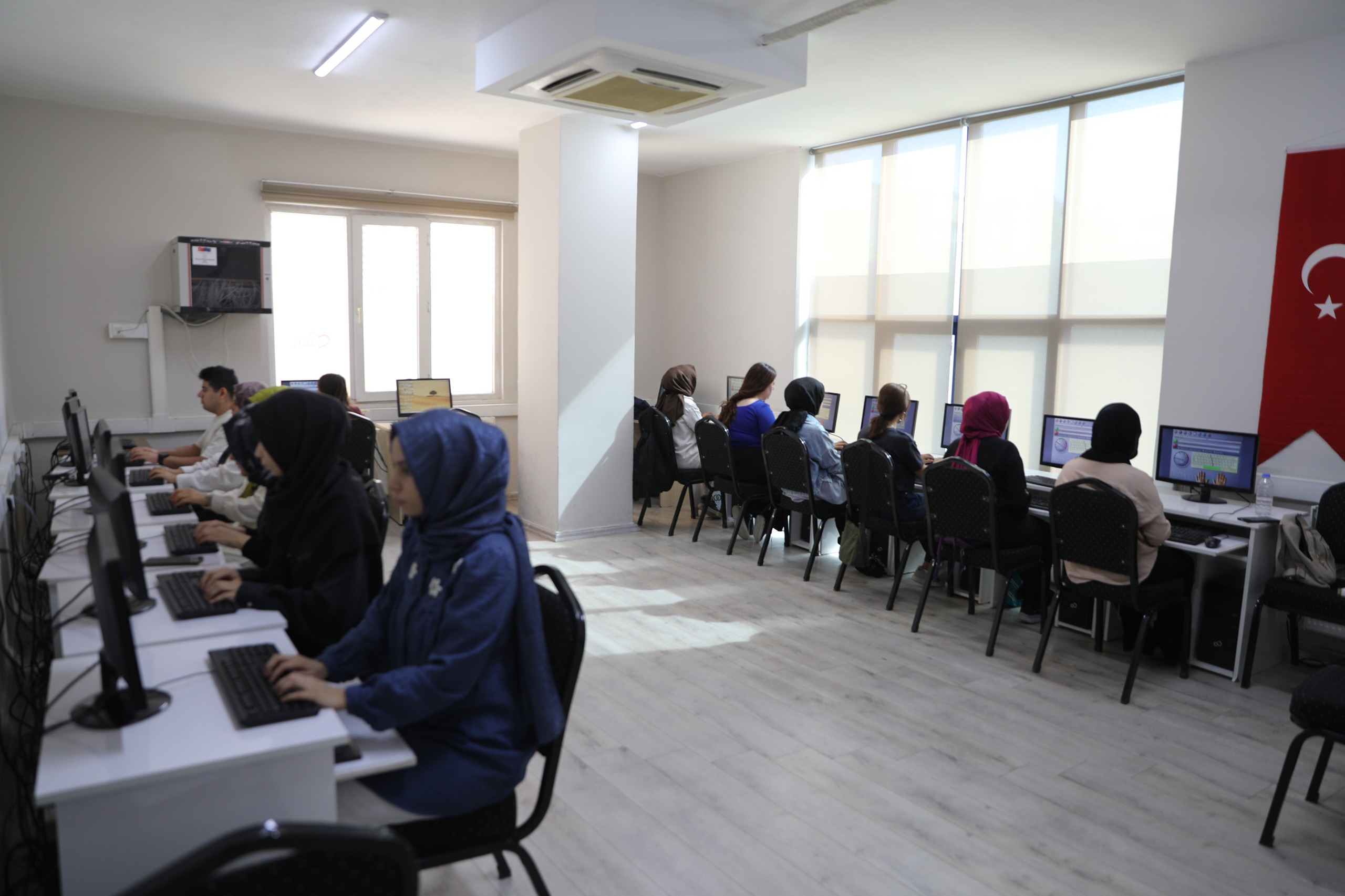 HALİLİYE BELEDİYESİ'NDEN GENÇLERE ÜCRETSİZ F KLAVYE 