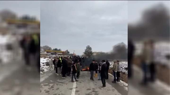 Urfa’da lastik yakıp, yolu kapattılar!