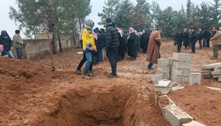 Suruç’ta mezarlığa giden vatandaşlar çamura battı!