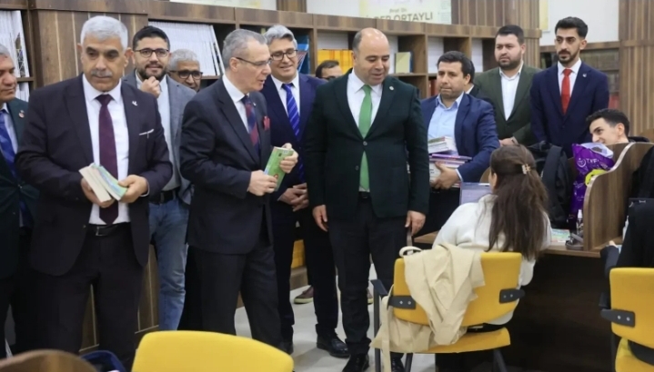Osmanağaoğlu Karaköprü’de Öğrencilerle Buluştu