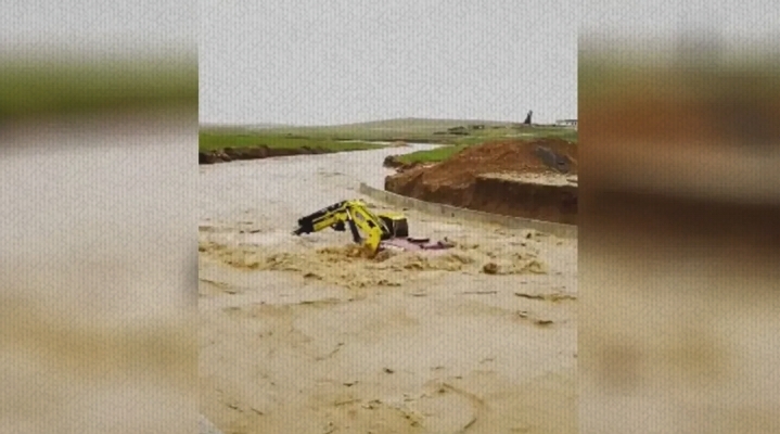 Şanlıurfa’da iş makinesi derenin ortasında kaldı!