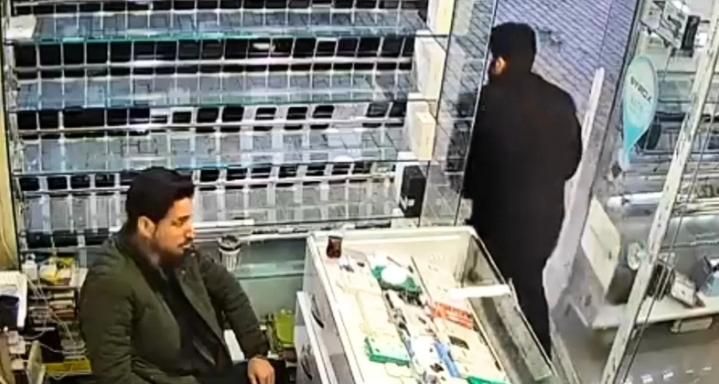 Urfa'daki telefoncuda hırsızlık! İşte saniye saniye yaşananlar!