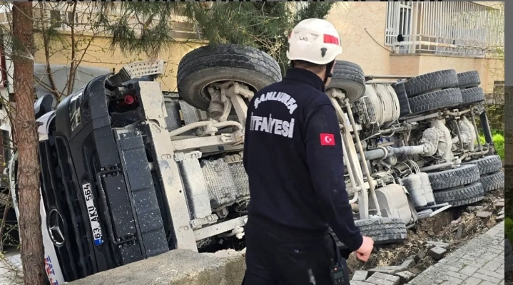 Korku uyandırdı! Şanlıurfa’da beton mikseri apartman bahçesine devrildi!