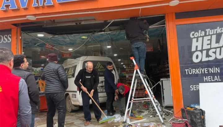 Şanlıurfa’da kontrolden çıkan araç markete daldı!