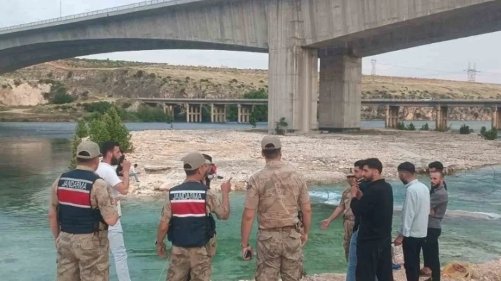 Fırat Köprüsü altında mahsur kalan 8 kişi kurtarıldı
