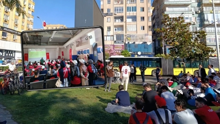 Şanlıurfa’da milli maç coşkusu meydanlara taştı