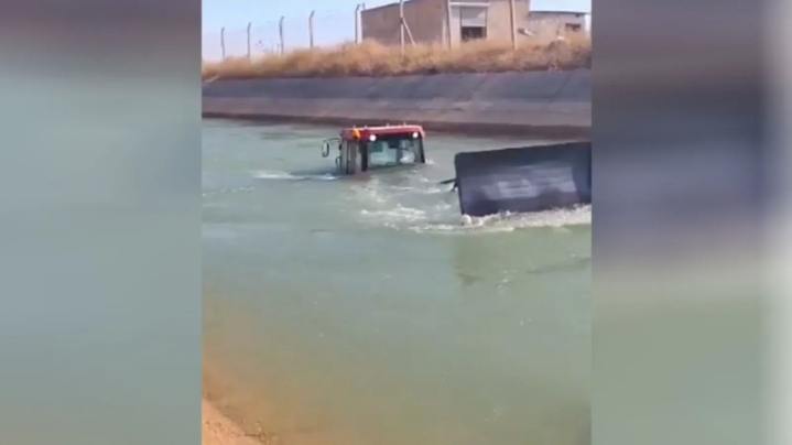 Şanlıurfa’da traktör sulama kanalına düştü