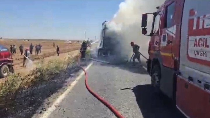 Şanlıurfa’da korkutan yangın: Saman yüklü tır alev alev yandı!