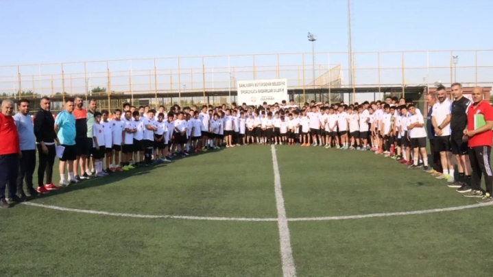 Şanlıurfa Büyükşehir Belediyesi binlerce çocuğu futbolla buluşturuyor