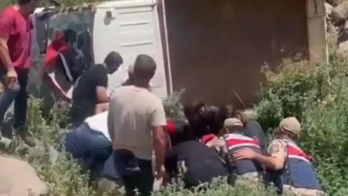 Urfa’da kamyonet kontrolden çıktı! 4 yaralı!