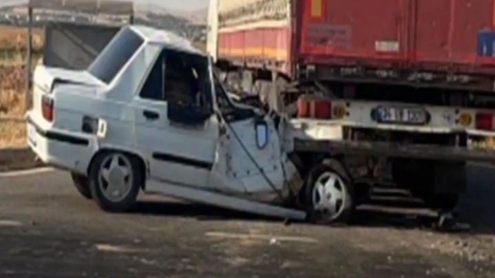Şanlıurfa’da feci kaza! Otomobil TIR’ın altına girdi