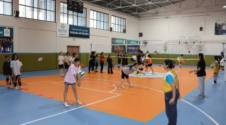 Haliliye'de gençler voleybol kursunda geleceğe hazırlanıyor!