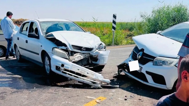 Akçakale yolunda feci çarpışma: 4 kişi yaralandı