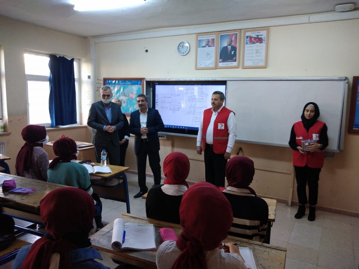 Önder ve Kızılay'dan başarılı öğrencilere ödül