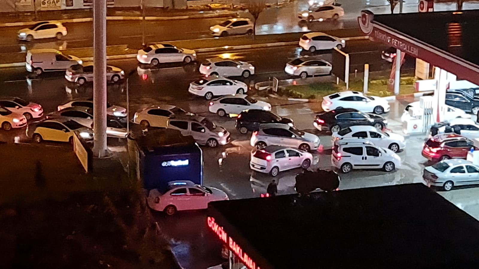 Zam haberi sonrası akaryakıt istasyonlarında kuyruk