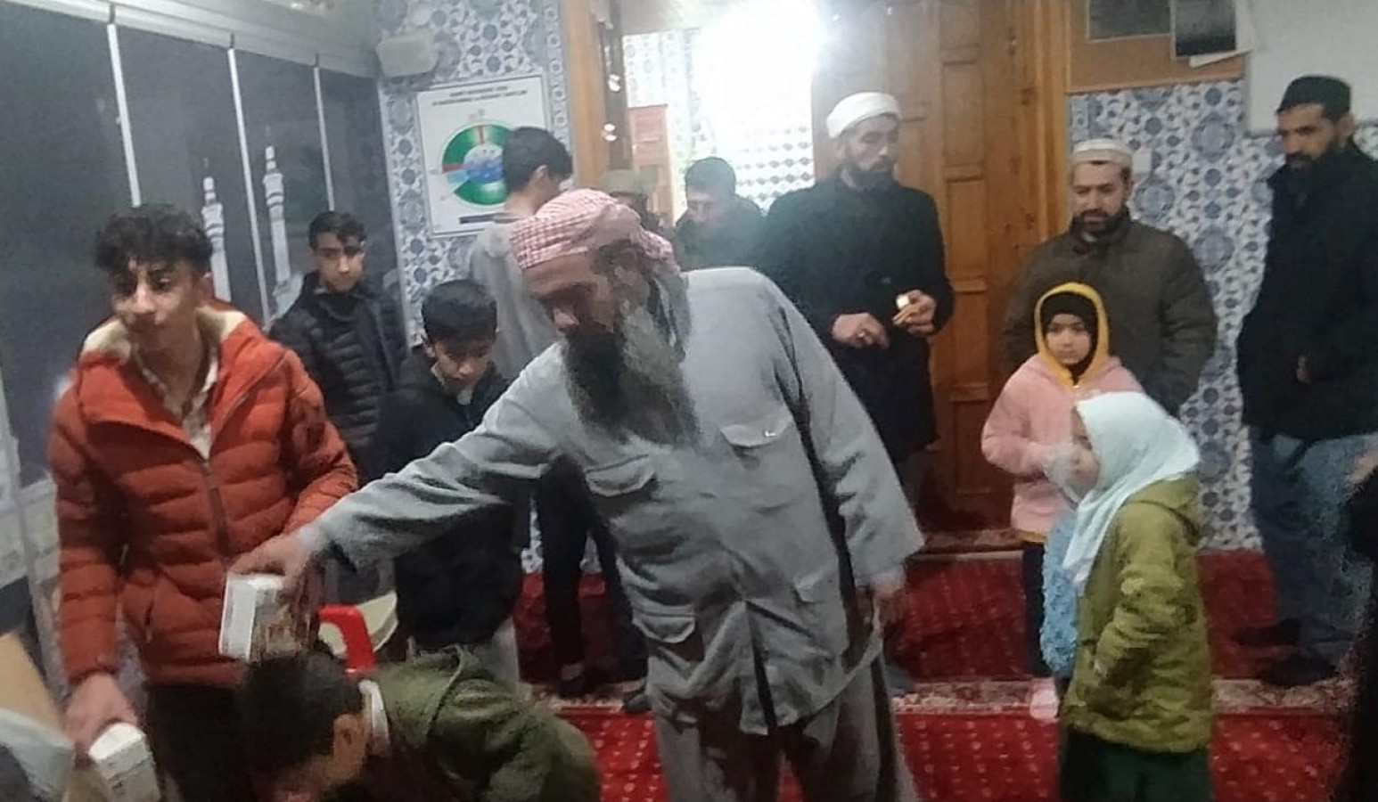 Viranşehir'de vatandaşlara kandil simidi dağıtıldı