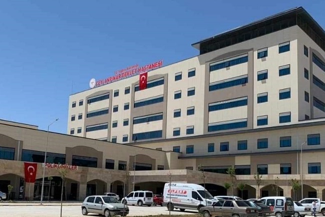 Lastiği patlayan askeri araç devrildi!