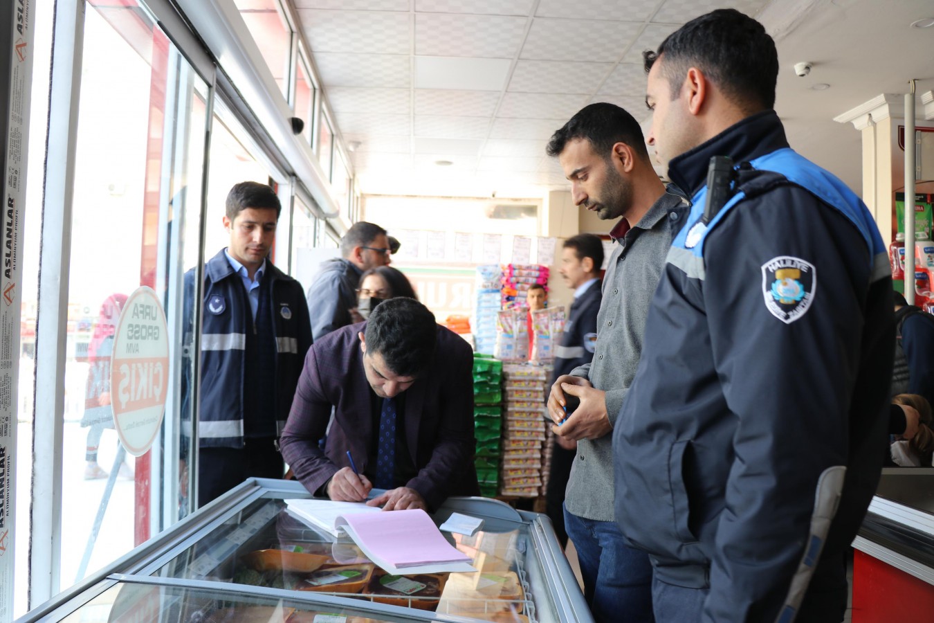 Haliliye’de yağ stokçularına baskın