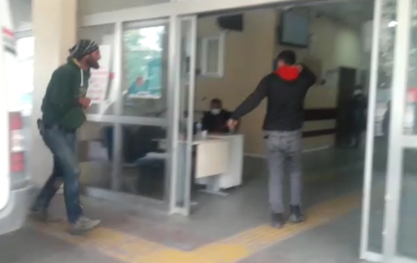 Parmaklarını makineye kaptırdı!