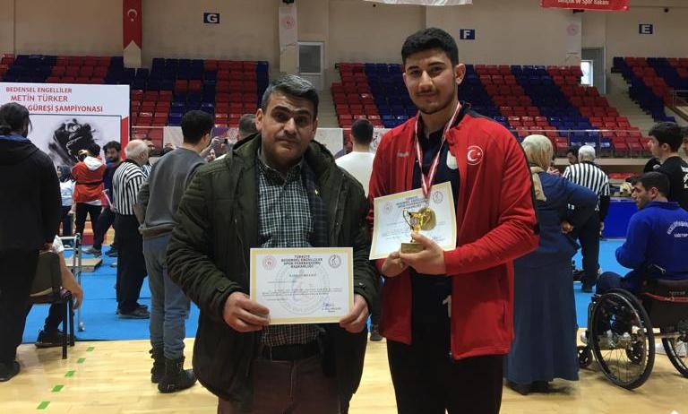Urfalı sporcu  bilek güreşi turnuvasında Türkiye şampiyonu