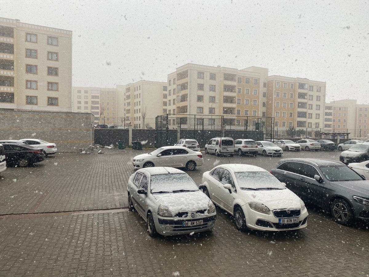 Şanlıurfa’da mart ortasında yağan kar şaşırttı!