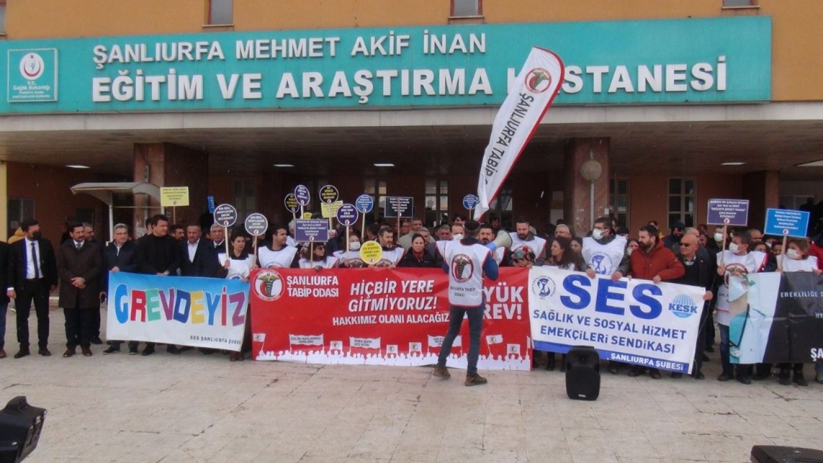 Grevlerin gölgesinde 14 Mart Tıp Bayramı