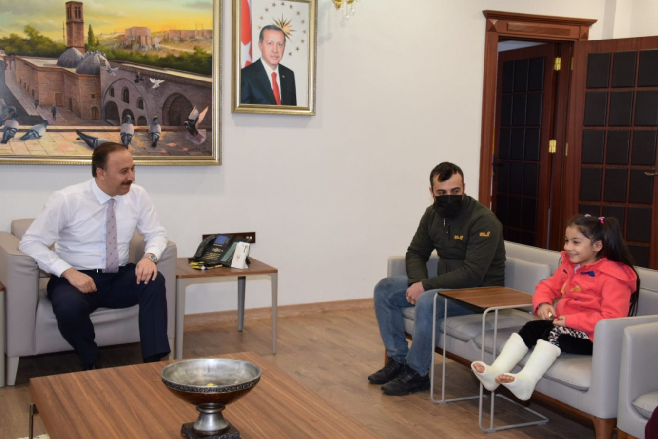 Urfalı küçük kızdan Vali Erin'e teşekkür ziyareti