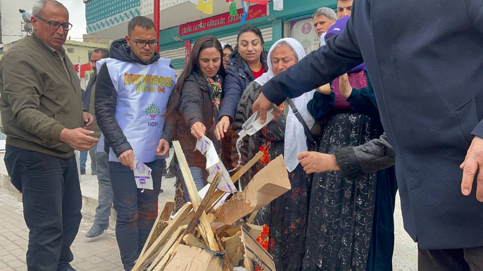 Urfa’da Nevruz ateşi