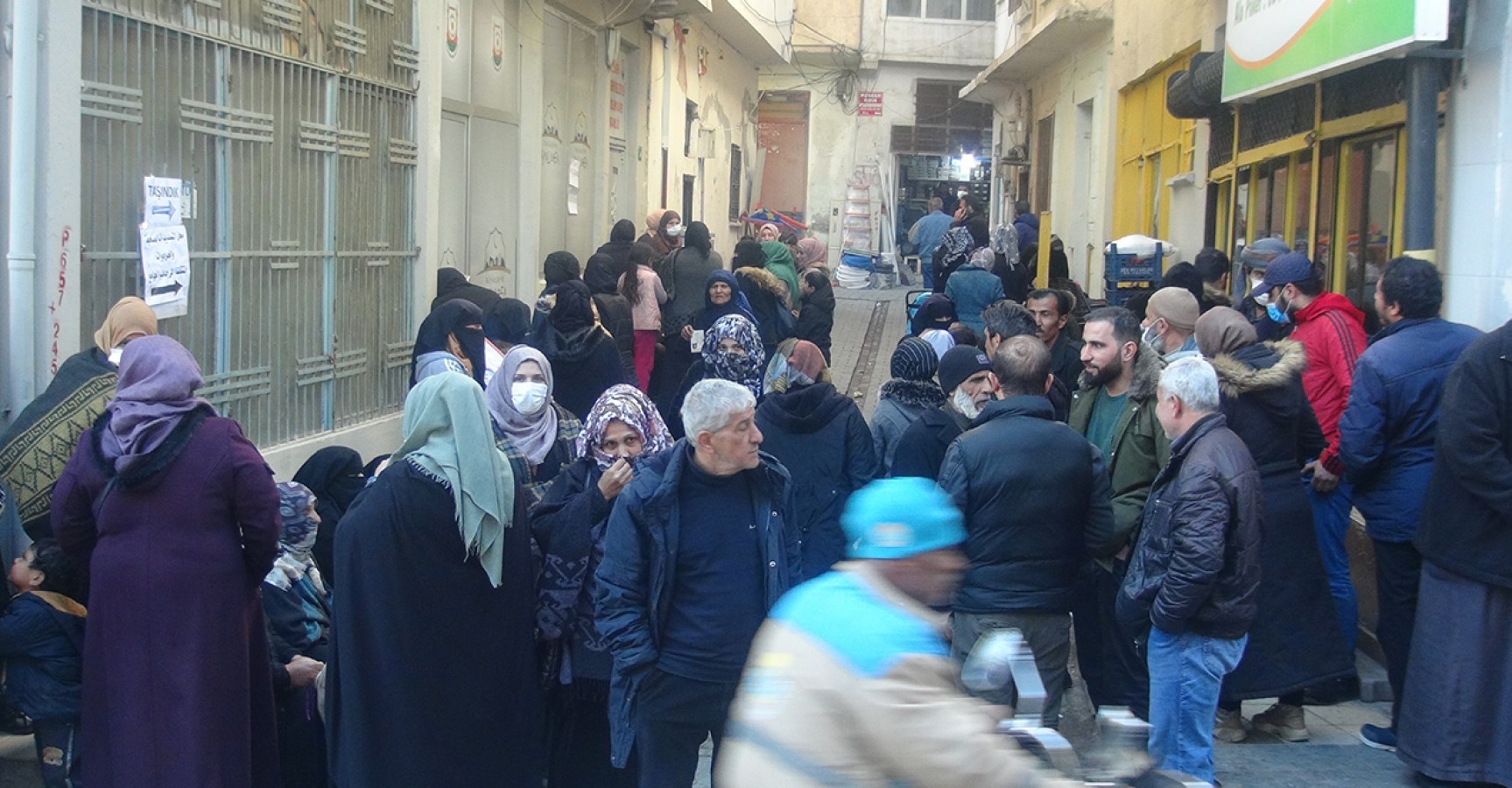 Suriyelilerin Ramazan paketi izdihamı
