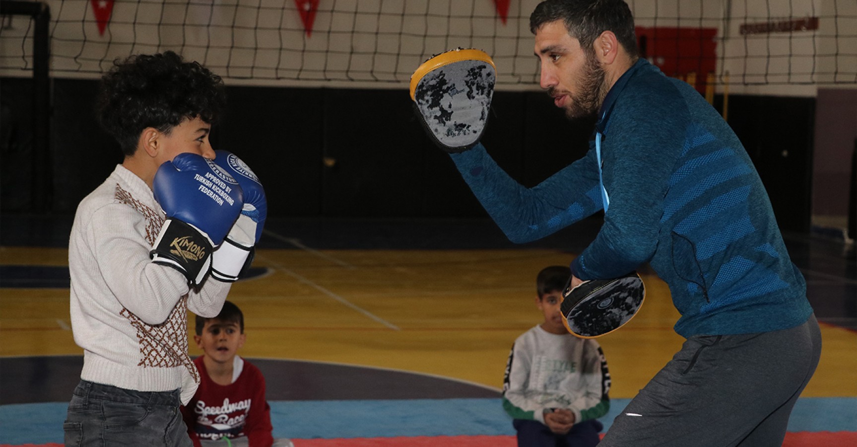 Karaköprü’den çocuklara kick boks kursu