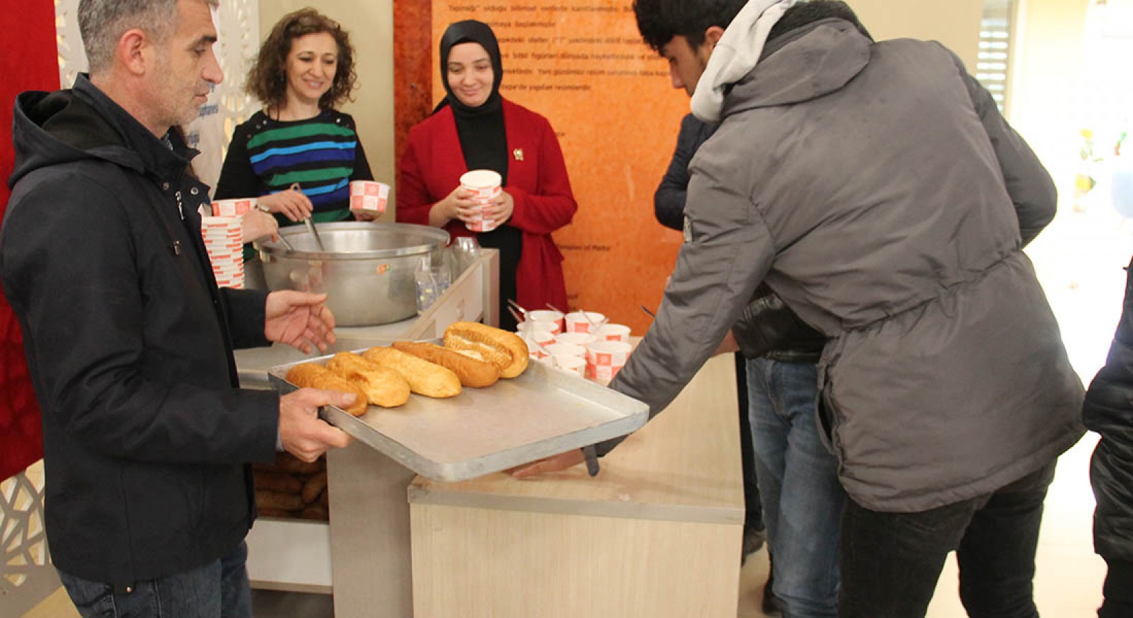 Öğrencilere ekmek ve üzüm hoşafı ikram edildi