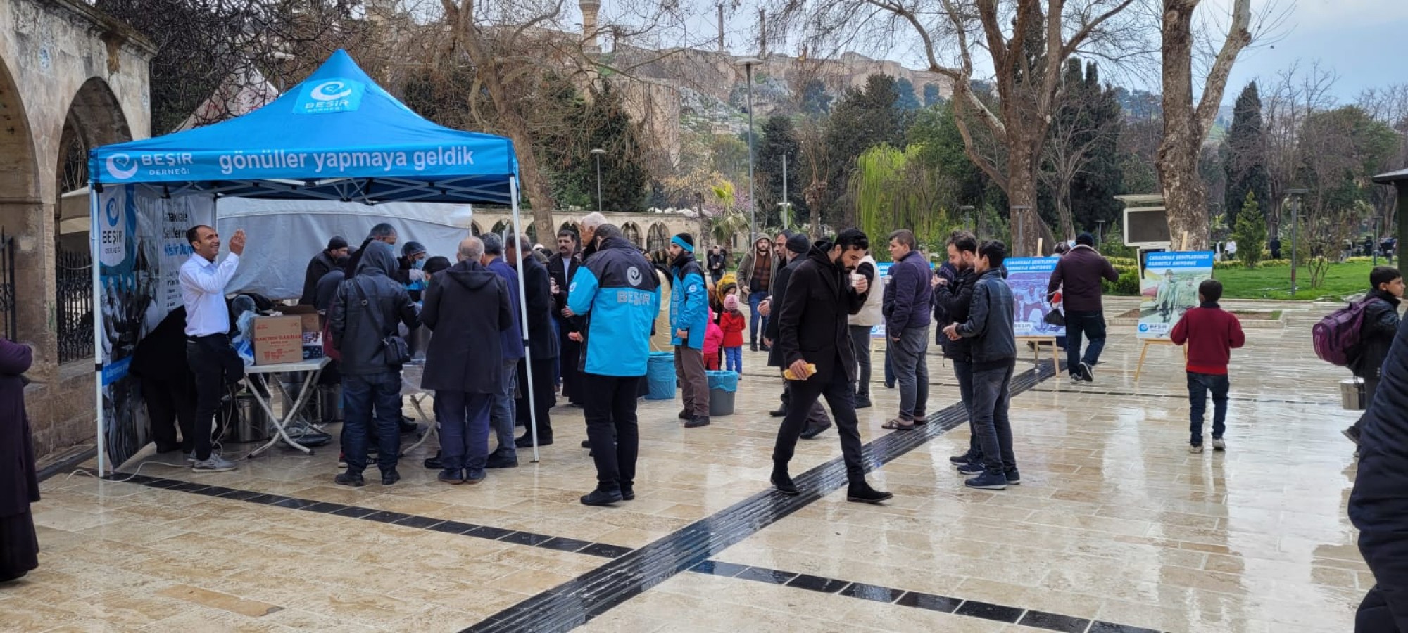 Balıkgöl'de vatandaşa üzüm hoşafı ve ekmek ikramı