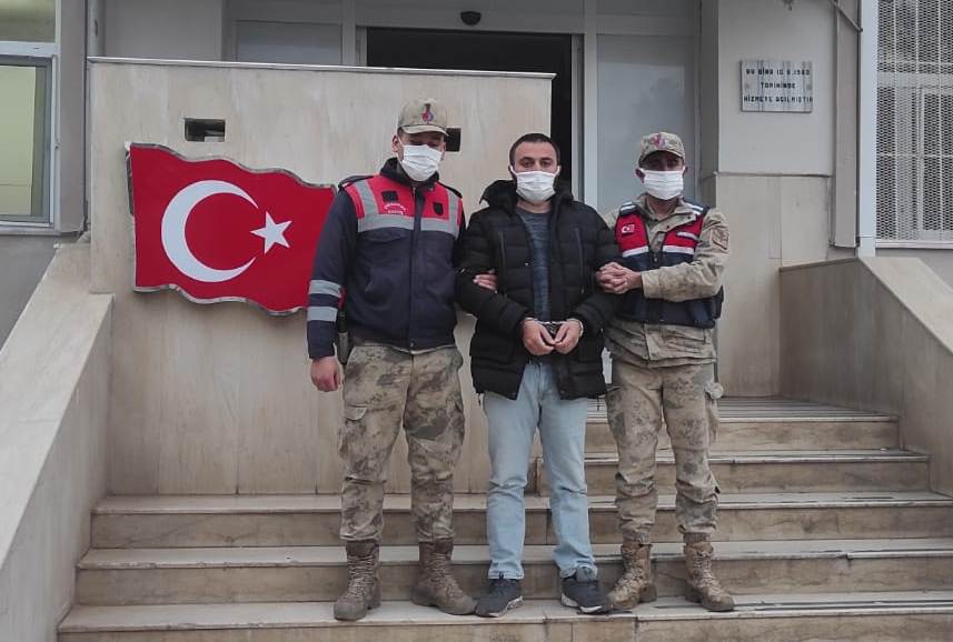 Cinayet zanlısı saman çuvallarının arasında yakalandı