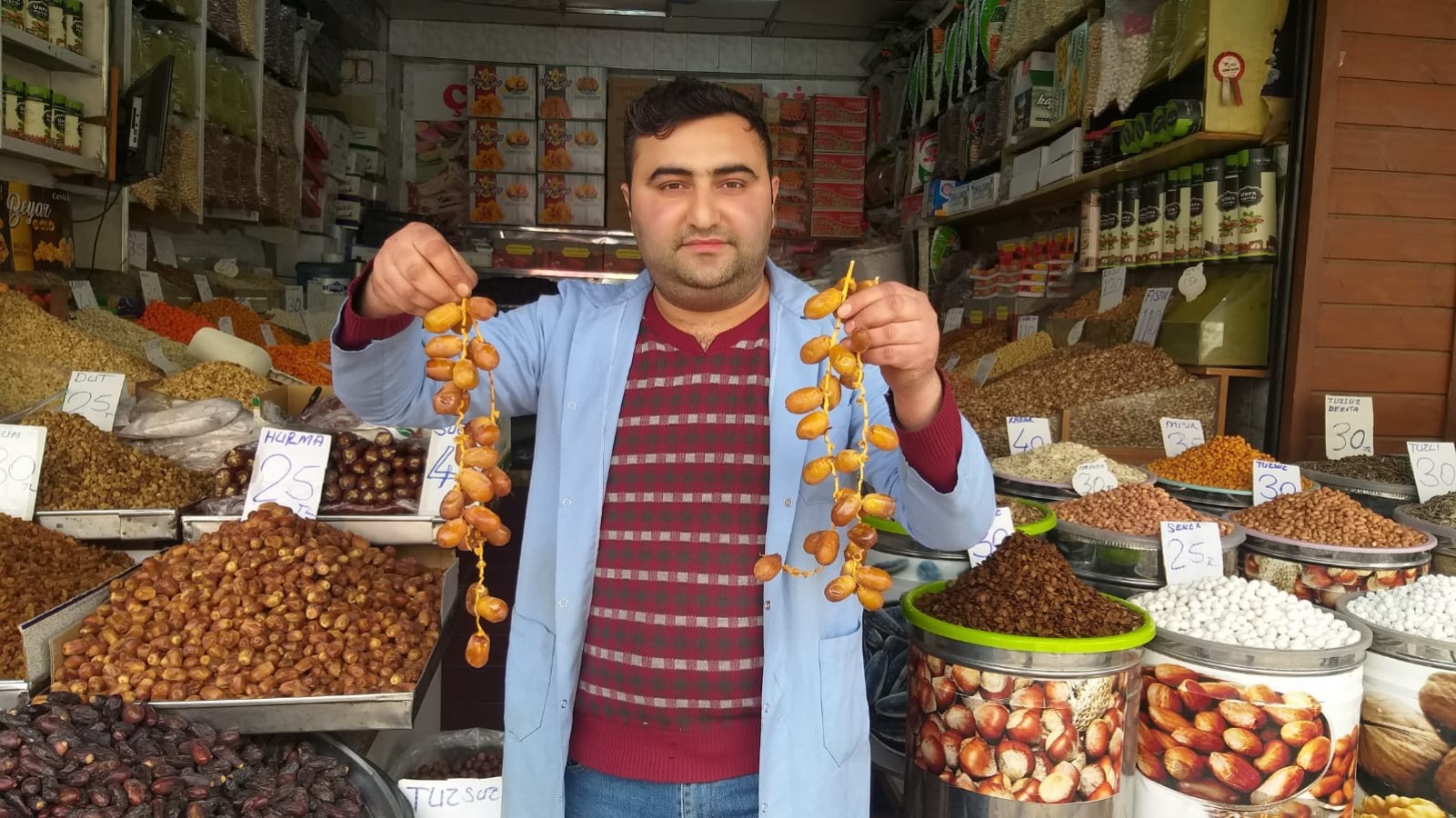 Ramazan’ın gözdesi hurmalar tezgahları süslemeye başladı