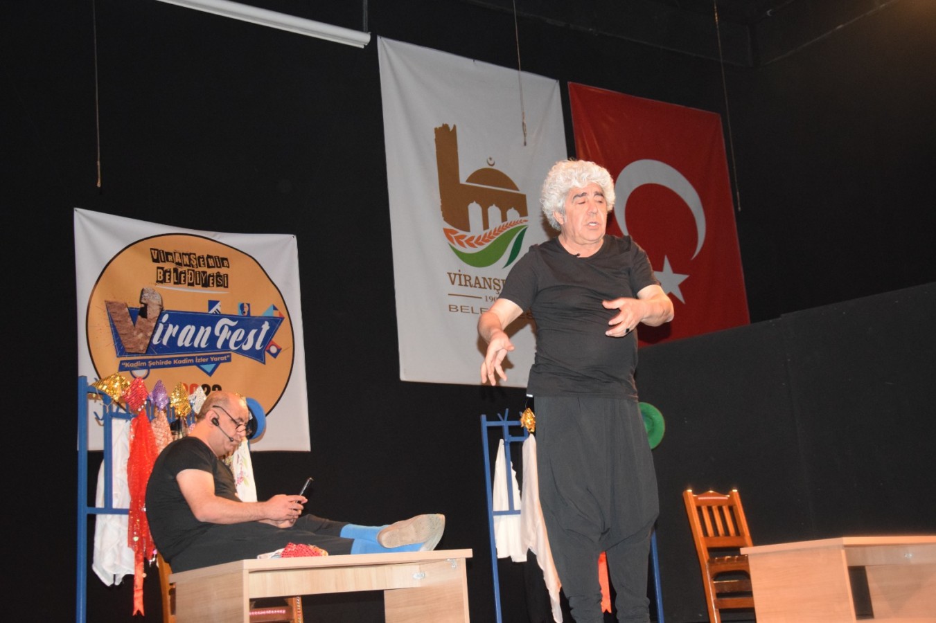 Kürtçe tiyatro oyunu kahkahaya boğdu