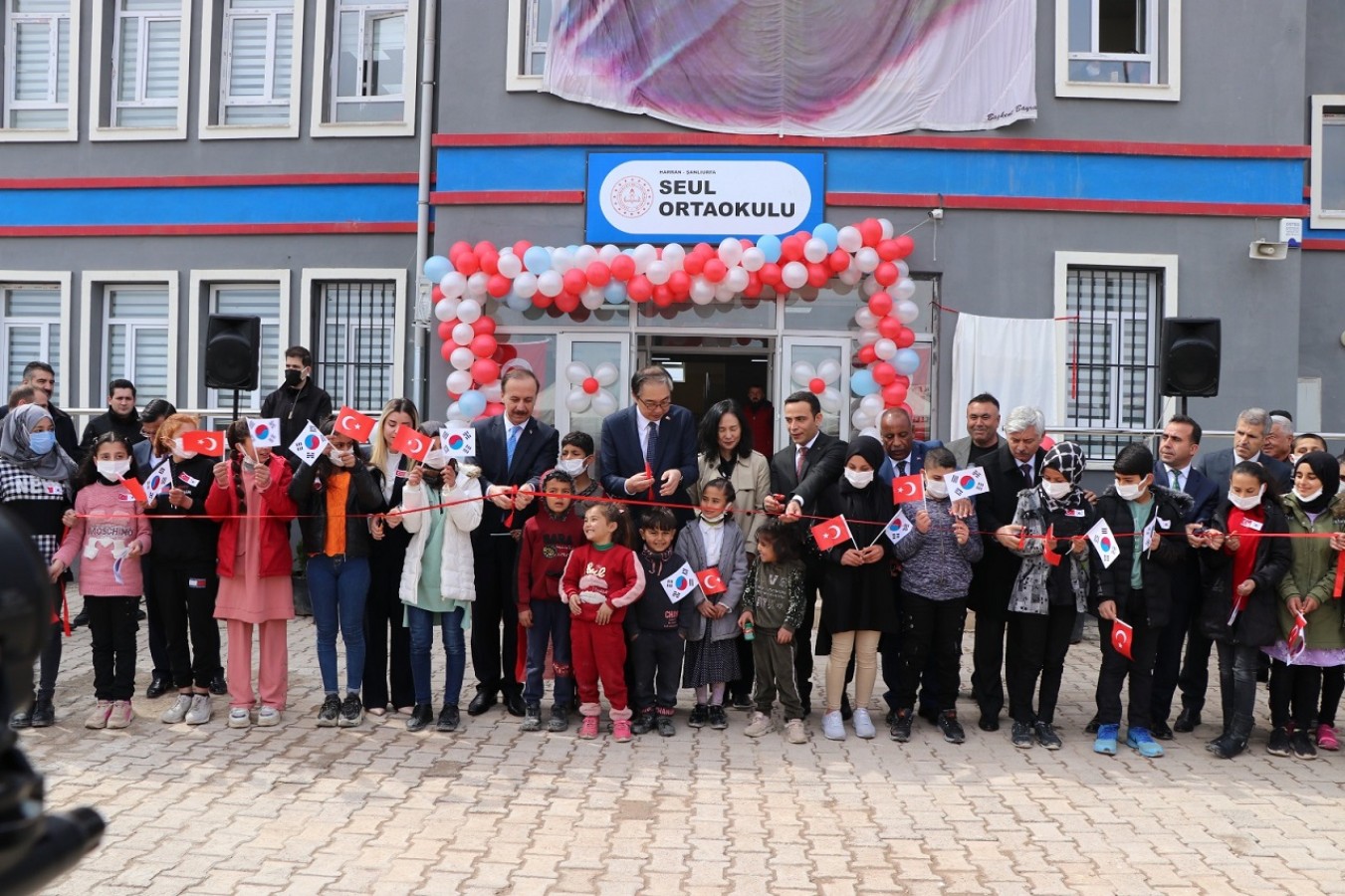 Sağlık merkezi ve okul hizmete girdi