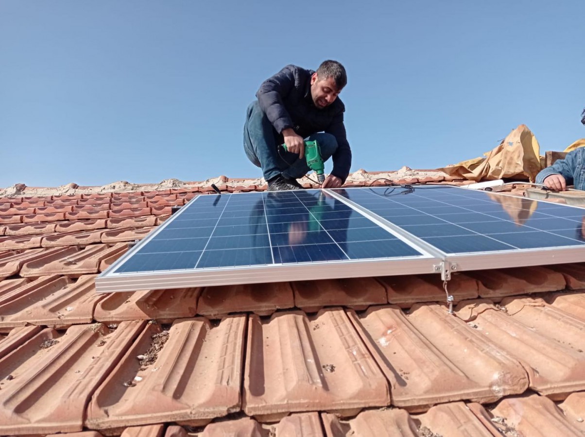 Elektrik kesintilerinden bıkan okul sorunu güneş paneliyle çözdü