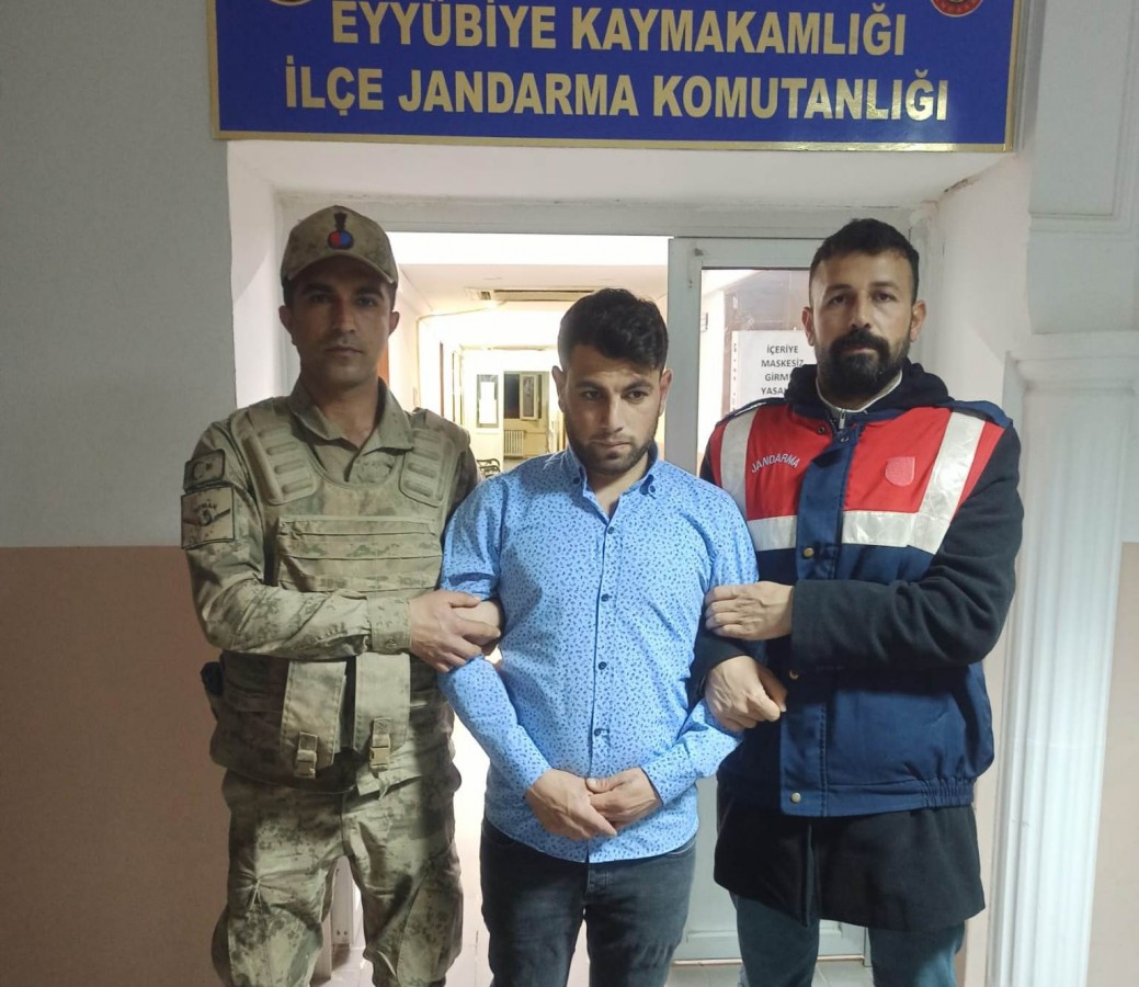 14 yıl hapis cezası bulunan dolandırıcı jandarmadan kaçamadı