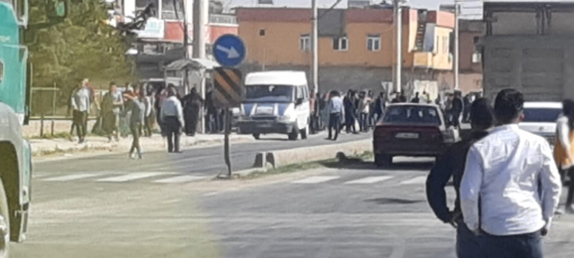 İki ailenin kavgasında taş ve sopalar konuştu