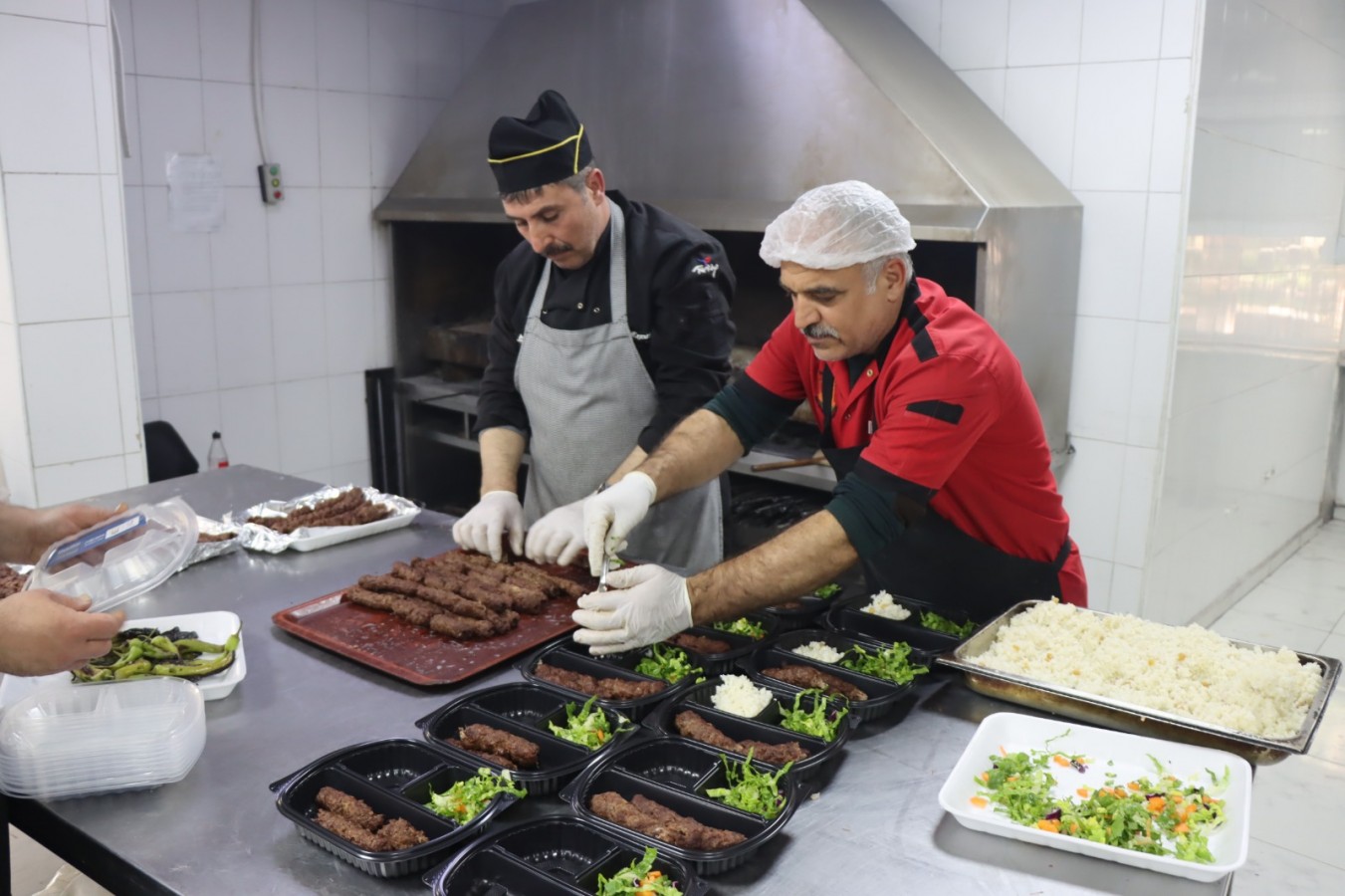 Büyükşehir’den her gün 6 bin 500 kişiye sıcak yemek